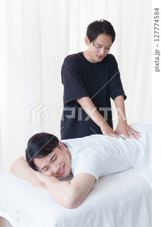 患者に施術する整体師 患者に施術する整体師 127774584