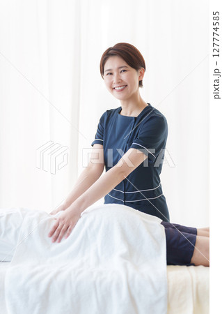 客に施術するエステティシャン 客に施術するエステティシャン 127774585