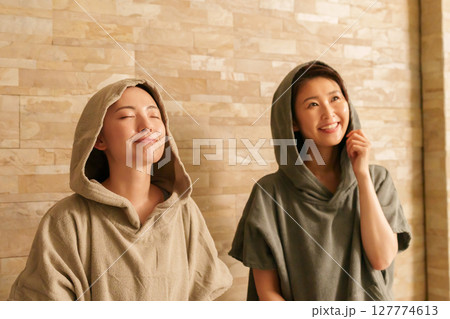 サウナに入る女性たち 127774613