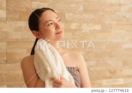 サウナに入る女性 127774618