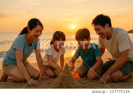 Golden sunset, 海辺で家族が笑顔で築く夏の思い出 127775139