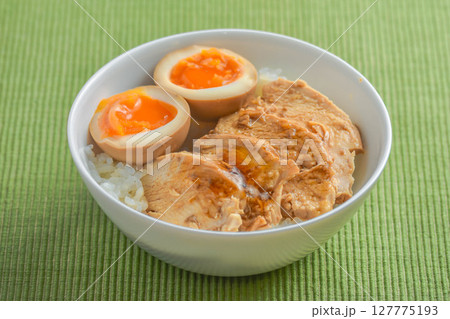 鶏チャーシューと煮卵丼 127775193