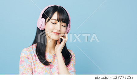 ヘッドホンで音楽を聴く日本人女性 AI生成画像 127775258