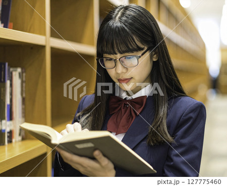 知識の旅へ｜図書館で学びと出会う瞬間 127775460