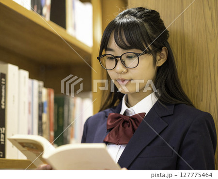 静かな午後、本の世界へ没頭する女子高生 127775464