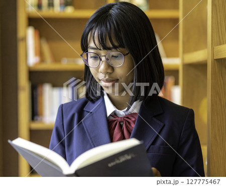 静かに学ぶ午後|図書館で読書する女子高生 静かに学ぶ午後|図書館で読書する女子高生 127775467