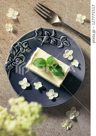 オシャレなカフェのレアチーズケーキ オシャレなカフェのレアチーズケーキ 127775517