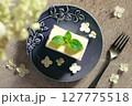 オシャレなカフェのレアチーズケーキ 127775518