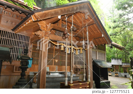 【王滝村「御嶽神社」王滝里宮の拝殿の向拝所】 127775521