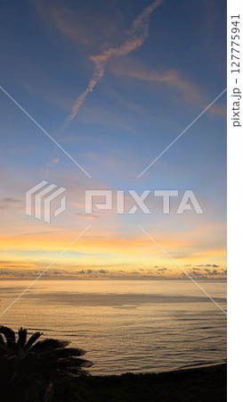 まだ日が昇る前の空と海 まだ日が昇る前の空と海 127775941