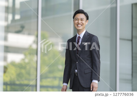 笑顔の40代のビジネスマン 笑顔の40代のビジネスマン 127776036