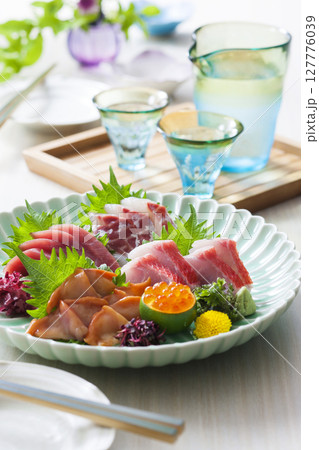 お刺身5点盛りと日本酒 127776039