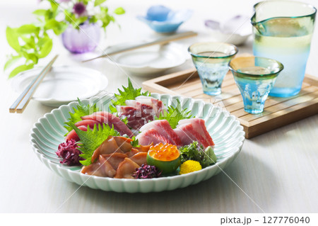 お刺身5点盛りと日本酒 127776040
