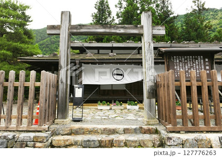 【塩尻市　木曽路十一宿の最北端の宿場　旧中山道「贄川宿」関所】 127776263