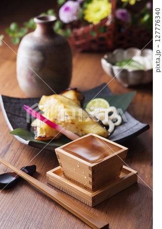 日本酒と銀鱈の西京焼き 127776340