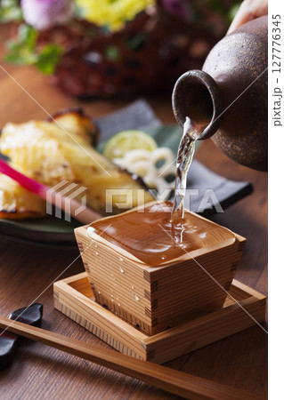 日本酒と銀鱈の西京焼き 127776345