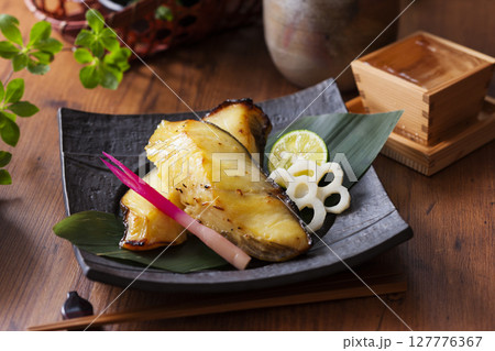 銀鱈の西京焼きと日本酒 127776367