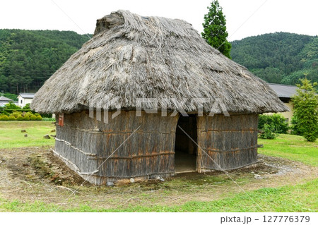 【塩尻市　国の史跡「平出遺跡」復元された平安時代の納屋】 127776379