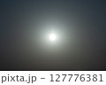 空に光る太陽、映り込むフレア	 127776381