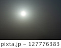 空に光る太陽、映り込むフレア	 127776383