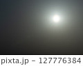 空に光る太陽、映り込むフレア	 127776384
