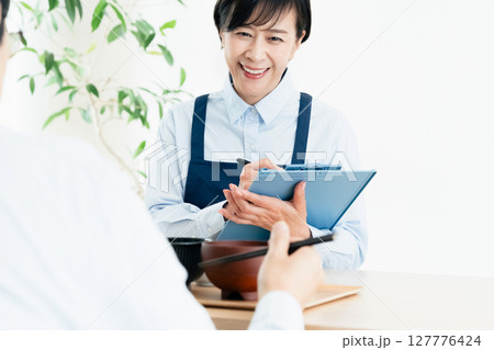 栄養バランスを確認する中高年女性 127776424