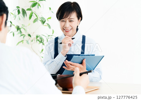 栄養バランスを確認する中高年女性 127776425