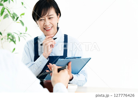 栄養バランスを確認する中高年女性 127776426