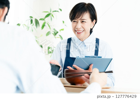 栄養バランスを確認する中高年女性 127776429