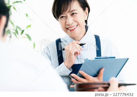 栄養バランスを確認する中高年女性 127776432