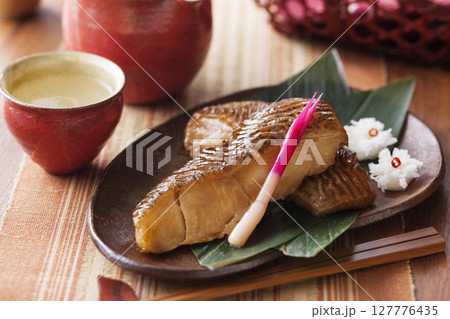 カラスガレイの味噌漬け焼きと日本酒 127776435