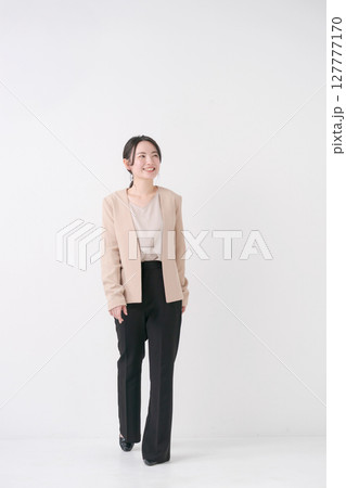 スーツ姿の20代女性 127777170