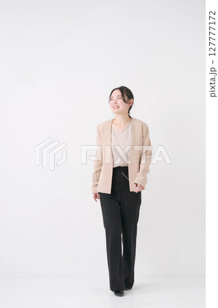 スーツ姿の20代女性 127777172