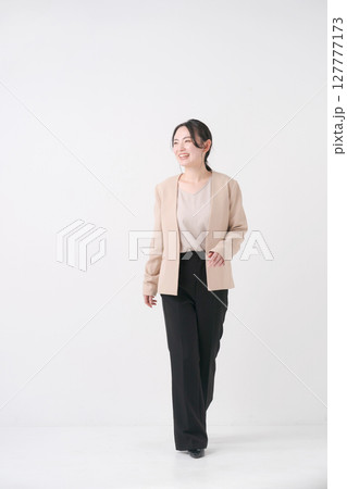スーツ姿の20代女性 127777173