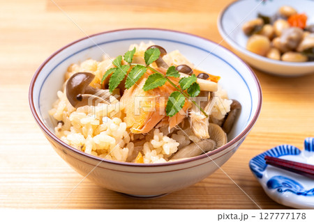 塩さけの炊き込みご飯 127777178