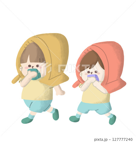 しっかりハンカチを口に当てて防災頭巾を被り避難訓練をする子どもたちのイラスト しっかりハンカチを口に当てて防災頭巾を被り避難訓練をする子どもたちのイラスト 127777240