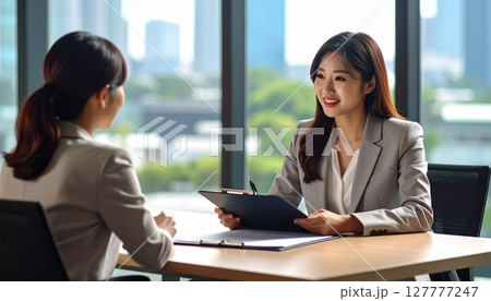 保険を案内する女性営業のイラスト素材 127777247