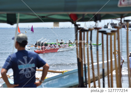 片瀬海岸東浜で開催のアウトリガー競技で応援する人 127777254