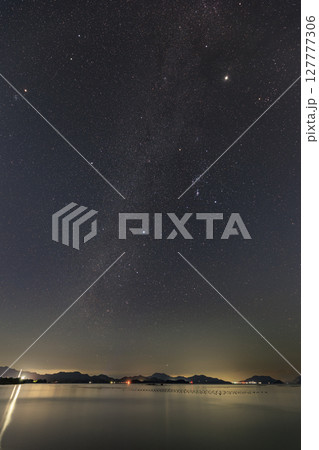 瀬戸内の秋の星景色　オリオン座周辺と冬の天の川 127777306