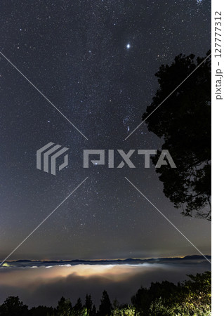 三次市霧の海展望台よりの雲海と星景 127777312