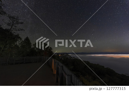 雲海の空の星景　北斗七星、カシオペア座、北極星 127777315