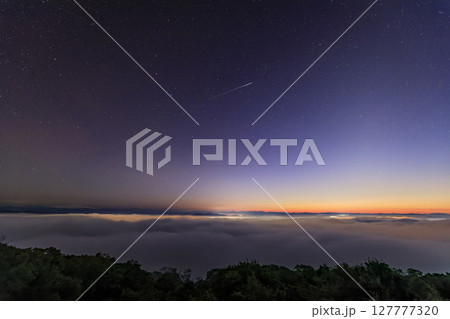 雲海の夜明けの空の星景 北斗七星、うしかい座、流れ星 雲海の夜明けの空の星景 北斗七星、うしかい座、流れ星 127777320