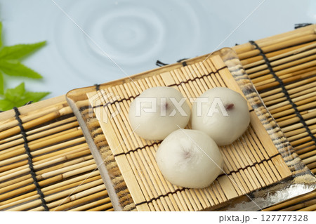 瑞々しい葛饅頭 瑞々しい水まんじゅう 瑞々しい葛饅頭 瑞々しい水まんじゅう 127777328