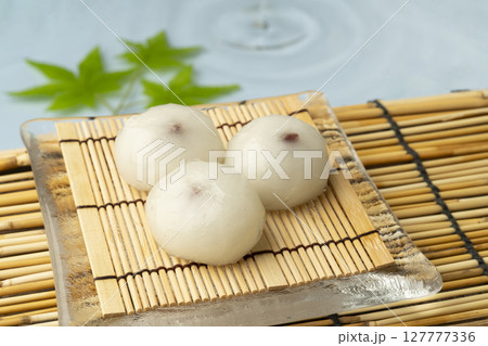 瑞々しい葛饅頭　瑞々しい水まんじゅう 127777336