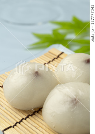 瑞々しい葛饅頭　瑞々しい水まんじゅう 127777343
