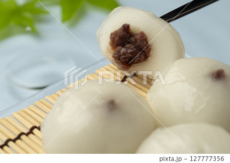 瑞々しい葛饅頭　瑞々しい水まんじゅう 127777356