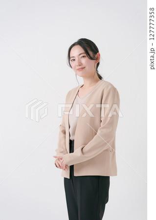 スーツ姿の20代女性 スーツ姿の20代女性 127777358