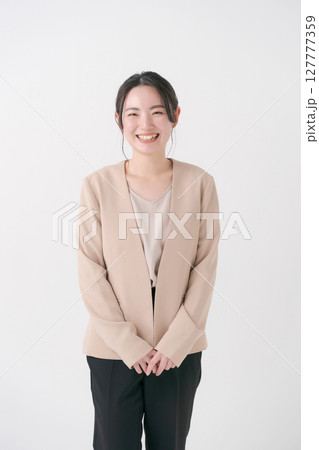 スーツ姿の20代女性 127777359