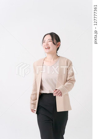 スーツ姿の20代女性 スーツ姿の20代女性 127777361