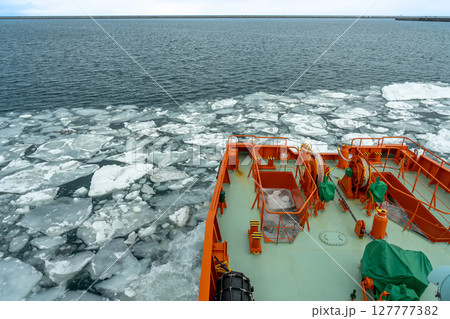 北海道紋別市 流氷原をドリルで砕いて進む砕氷船のガリンコ号の先端 北海道紋別市 流氷原をドリルで砕いて進む砕氷船のガリンコ号の先端 127777382